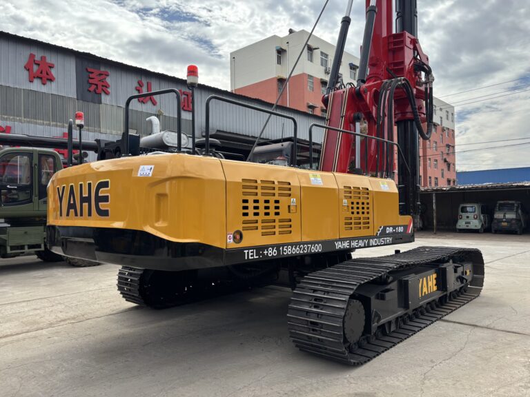 为什么大型旋挖钻机通常采用液压伸缩式履带底盘？